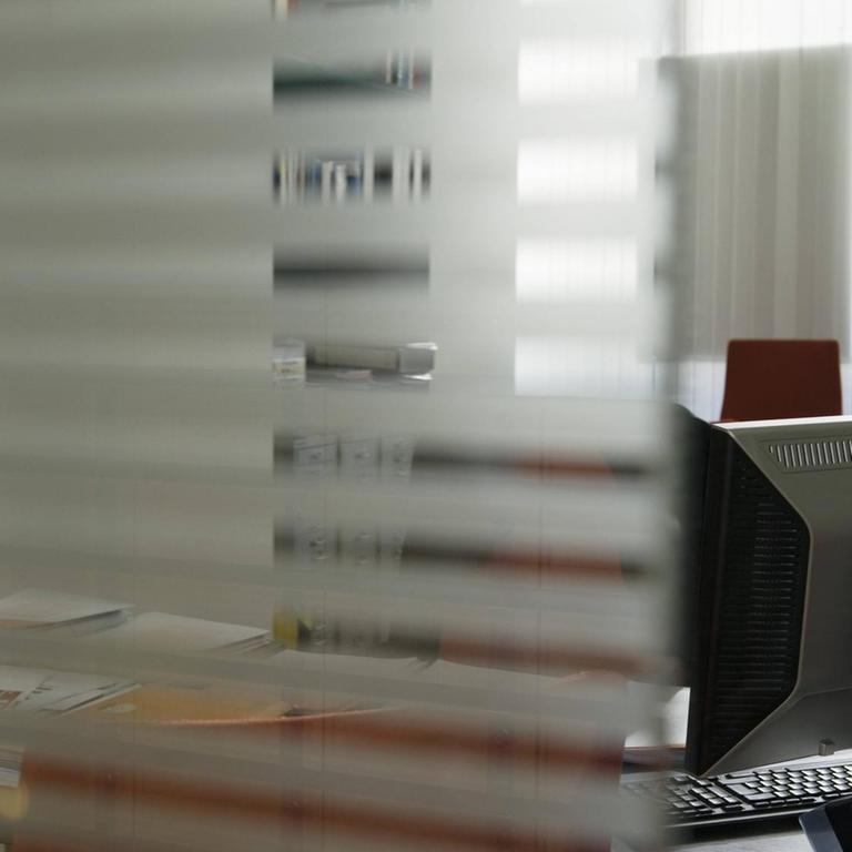Leeres Büro durch Glasscheibe gesehen