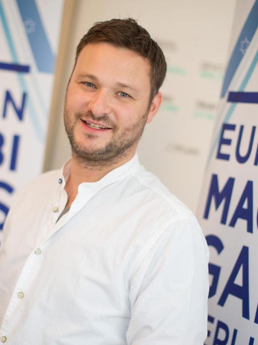 Der Organisationschef der 14. Europäischen Makkabi Games in Berlin, Oren Osterer, blickt am 19.05.2015 in seinem Berliner Büro in die Kamera des Fotografen.