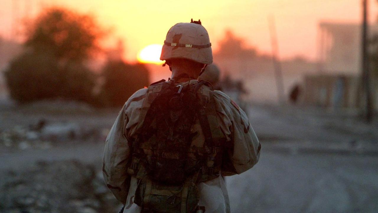 Ein US-Soldat von der 4. Infantriedivision patrouilliert am 24.8.2003 in Samarra nördlich der irakischen Hauptstadt Bagdad.