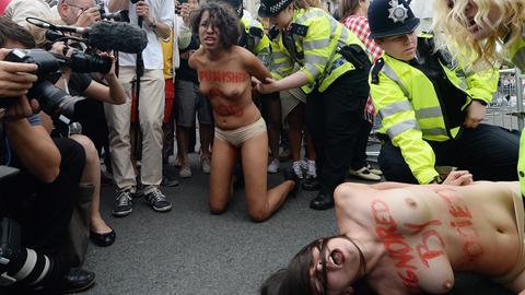 Femen-Aktivistinnen protestieren bei einer Kundgebung in London.