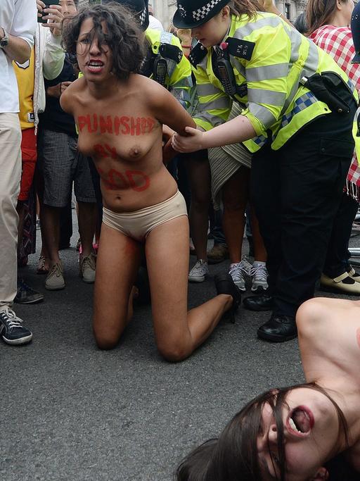 Femen-Aktivistinnen protestieren bei einer Kundgebung in London.