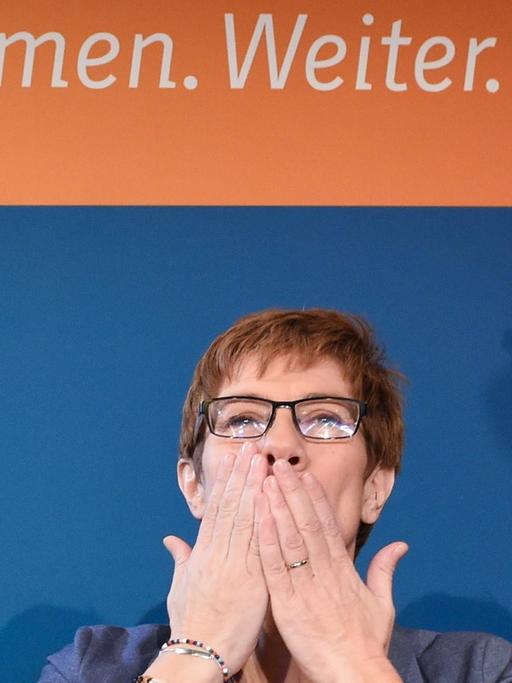 Die saarländische Ministerpräsidentin Annegret Kramp-Karrenbauer (CDU) jubelt auf der CDU-Wahlparty in Saarbrücken.