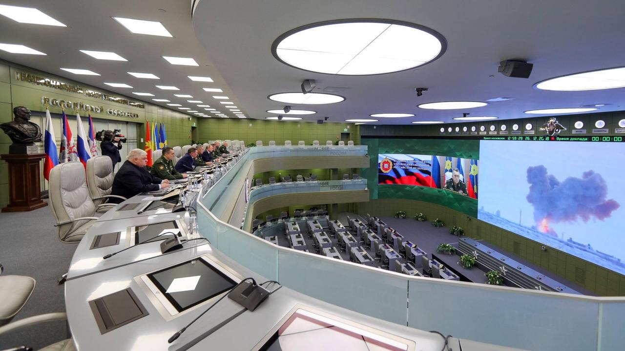 Der russische Präsident Wladimir Putin beobachtet den Start des Hyperschall-Raketensystems Awangard per Videoschaltung im Kommandozentrum des Verteidigungsministerium in Moskau. (26.12.2018) Neben Putin sitzen hochrangige Militärs sowie der Verteidigungsminister Sergeij Schoigu. 