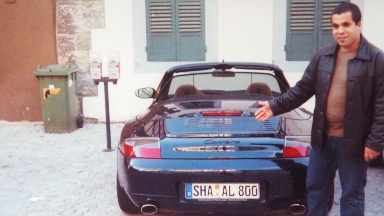 Mohamed ist damals obdachlos: Er schickt aber Fotos nach Hause, auf denen er vor einem Porsche posiert.   