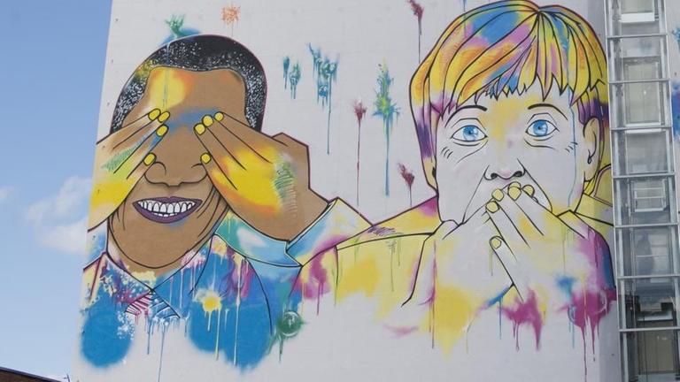 Ein Graffiti mit den Bildern von Putin, Merkel und Obama ist am 06.04.2016 in Berlin an der Hauswand der IMA Design Village in Kreuzberg zu sehen.