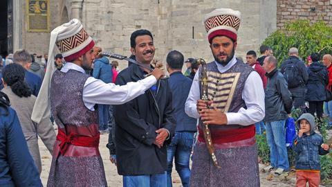 In Istanbul ziehen sich Männer in alten osmanischen Kostümen im Stil eines Sultans an, um sich von Touristen fotografieren zu lassen.