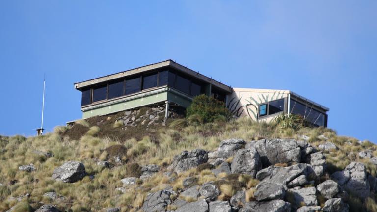 Blick auf die Hütte der Brutkolonie hoch über der Stadt Dunedin.
