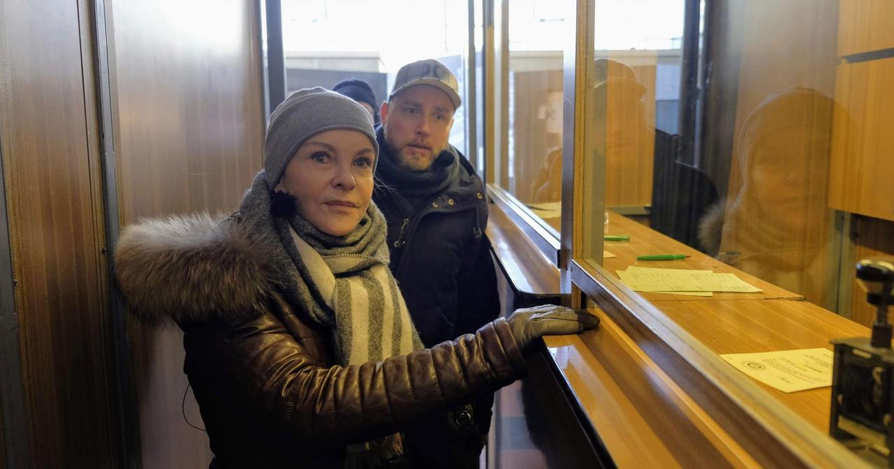 Katrin Sass und Olaf Kosert am ehemaligen Grenzübergang an der Friedrichstrasse