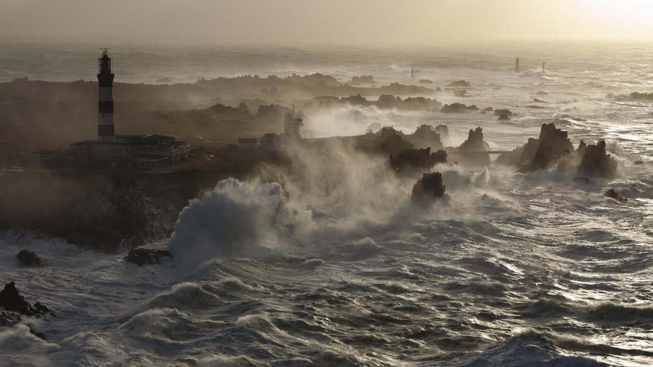 Sturm vor der zerklüfteten Küste von Ouessant.