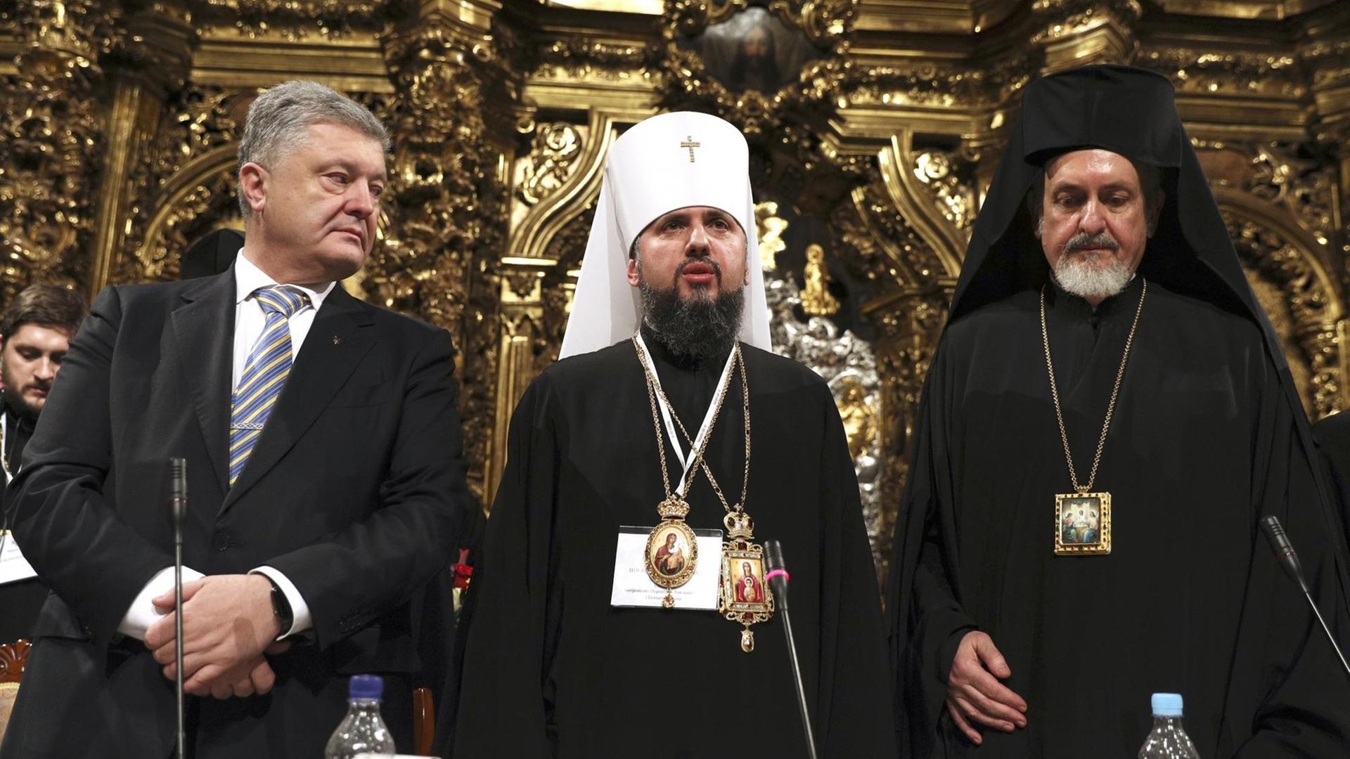 Der ukrainische Präsident Poroschenko, das Oberhaupt der neuen orthodoxen Kirche, Metropolit Epiphanius, und Oberbischof Emmanuel.