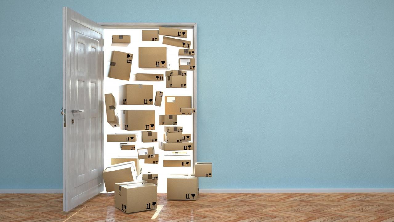 Illustration: Durch eine weit geöffnete Tür strömen viele Pakete in die Wohnung.