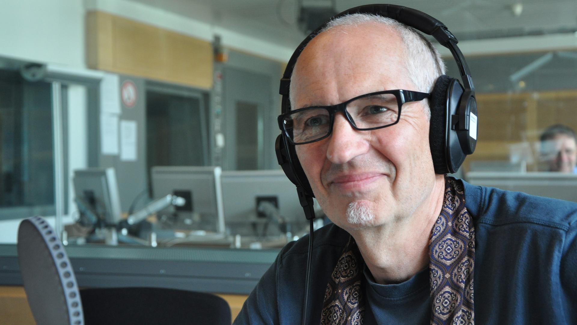 Der Schriftsteller Eugen Ruge in der Sendung "Lesart" im Deutschlandradio Kultur