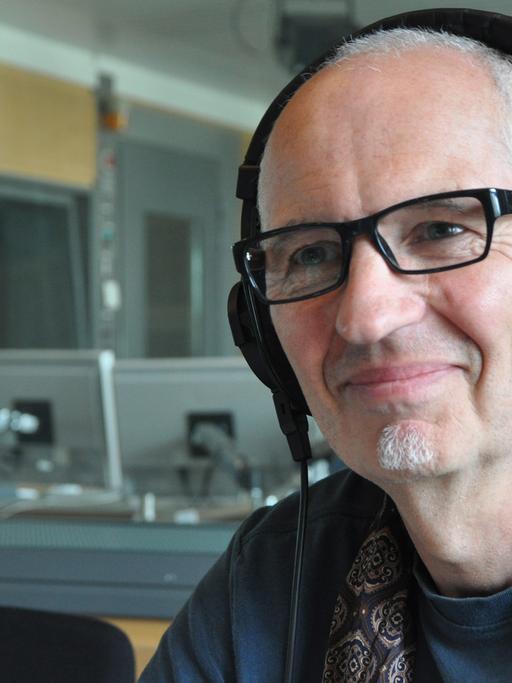 Der Schriftsteller Eugen Ruge in der Sendung "Lesart" im Deutschlandradio Kultur.