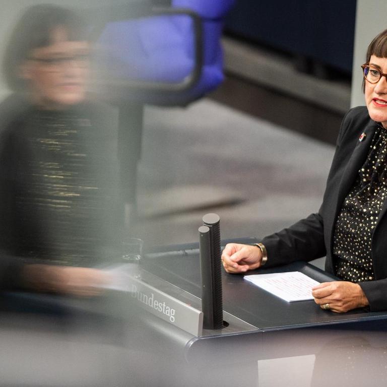 Martina Renner (Die Linke), spricht an einem Pult des Bundestags, ihr Bild spiegelt sich