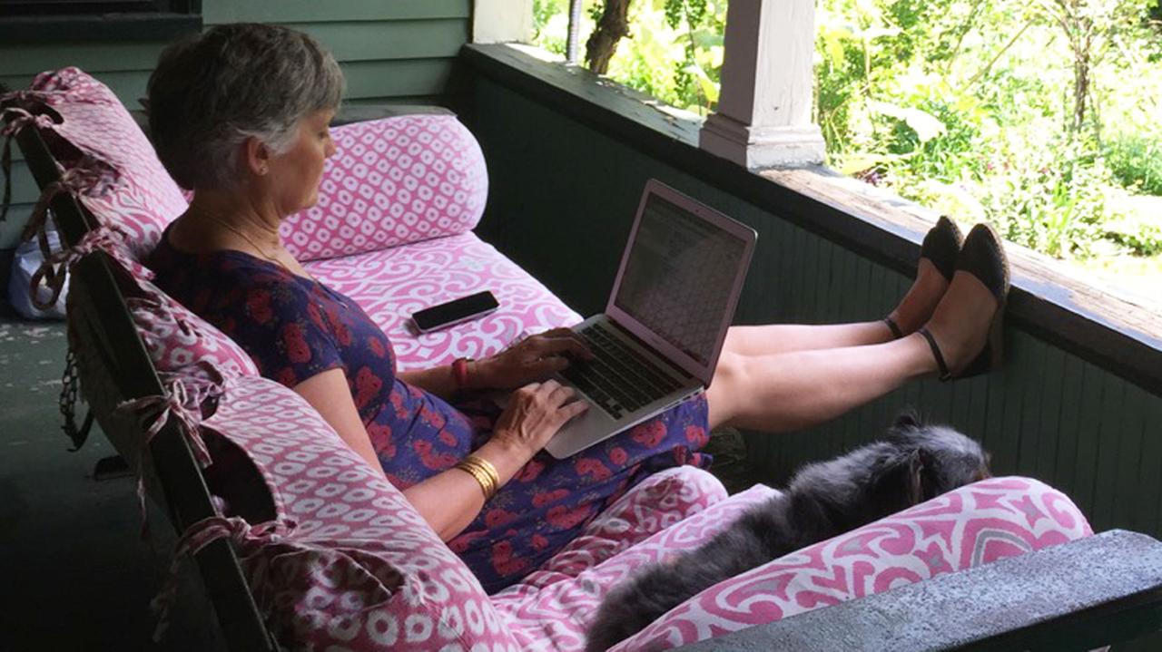 Unternehmerin Robin Chase sitzt auf einem Sofa auf der Veranda ihres Hauses in Los Angeles. 