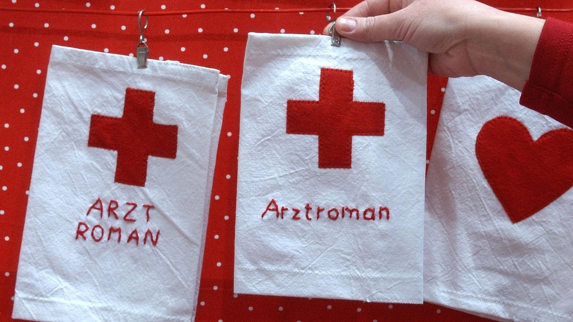 Buchhüllen mit der Aufschrift "Arztroman" von der Künstlergruppe "Girlsroom"