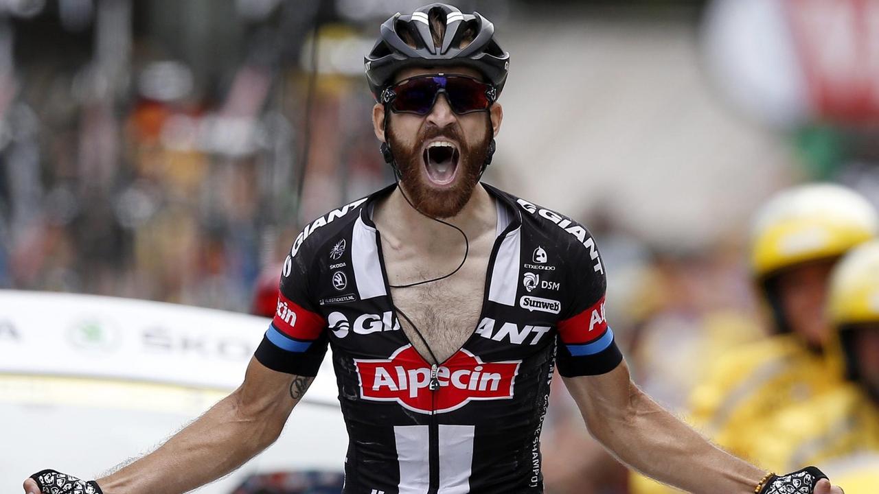 epa04856603 Team Giant Alpecin rider Simon Geschke of Germany celebrates as he crosses the finish line to win the 17th stage of the 102nd edition of the Tour de France 2015 cycling race over 161 km between Digne-les-Bains and Pra Loup, France, 22 July 2015. EPA/YOAN VALATSchlagwortesport , Radsport