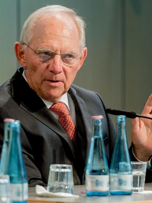 Wolfgang Schäuble spricht auf dem Podium