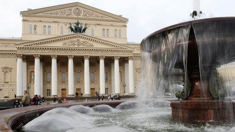 Blick auf den Haupteingang des Moskauer Bolschoi-Theaters