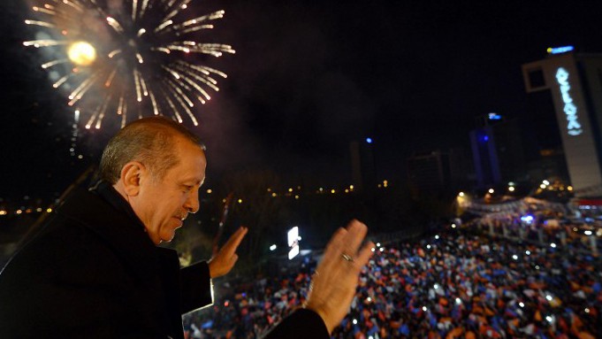 Recep Tayyip Erdogan spricht am 30.03.2014 zu seinen Anhängern. Der türkische Ministerpräsident will nach dem Sieg bei den Kommunalwahlen mit seinen politischen Widersachern abrechnen.
