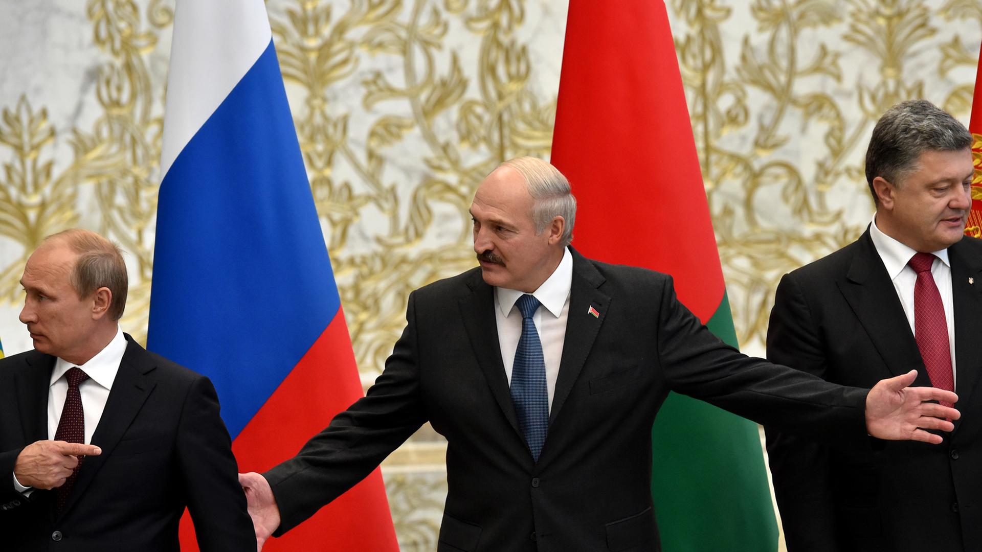 Schwierige Vermittlung: Weißrusslands Präsident Alexander Lukaschenko (Mitte) mit Waldimir Putin (l.) und Petro Poroschenko