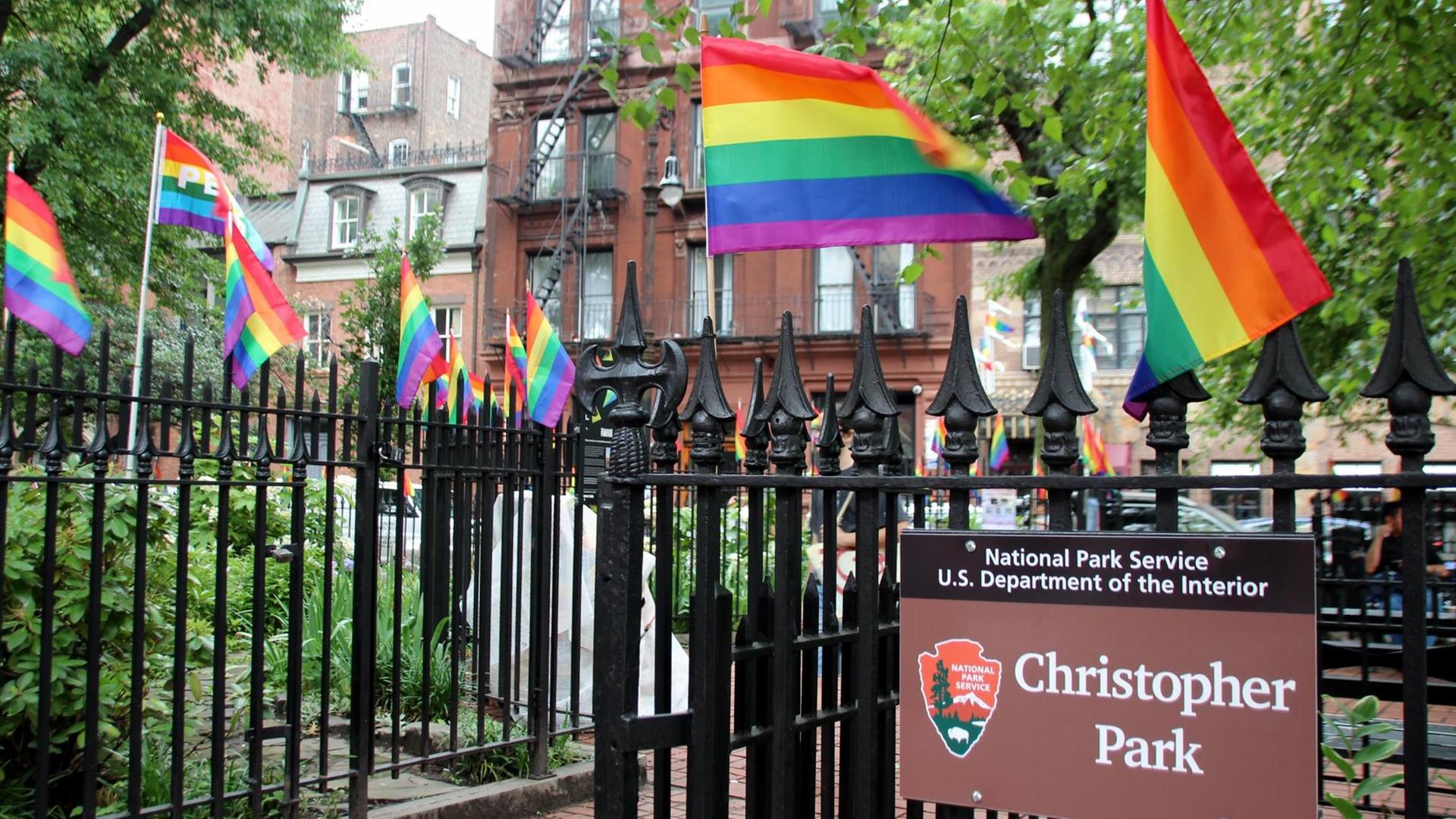 Ein mit Regenbogenfahnen geschmückter Zaun am Christopher Park gegenüber dem "Stonewall Inn" im Szene-Stadtteil Greenwich Village.