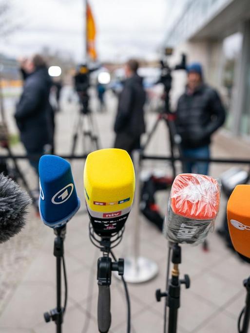 Journalisten und TV-Kameraleute warten auf Armin Laschet, CDU-Bundesvorsitzender und Ministerpräsident von Nordrhein-Westfalen, vor Beginn der Gremiumsitzung der CDU vor der Parteizentrale.