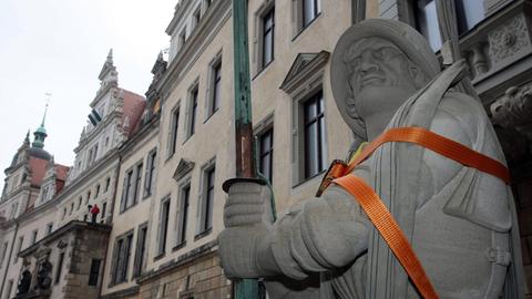 Eine restaurierte Giebelfigur von Georg dem Bärtigen wird dem Dresdener Schloss übergeben