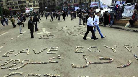Offline-Protest: Auf dem Tahrir-Platz in Kairo haben Demonstranten Anti-Mubarak-Slogans mit Steinen gelegt