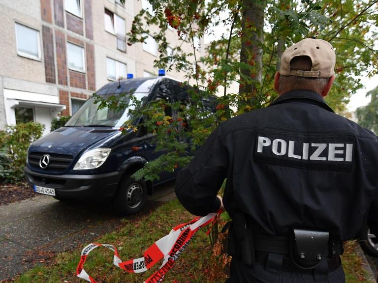 Polizei und Spurensicherung verlassen am 10.10.2016 ein Haus im Stadtteil Paunsdorf in Leipzig (Sachsen). Zwei Tage nach dem brisanten Bombenfund in Chemnitz hat die Polizei dort den bundesweit gesuchten Terrorverdächtigen Syrer festgenommen.