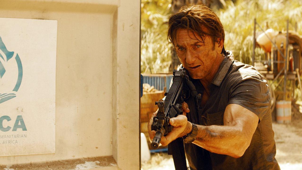 Sean Penn mit Maschinengewehr im Anschlag in der Rolle des Agenten Jim Terrier im Actionthriller "The Gunman" von Regisseur Pierre Morel.