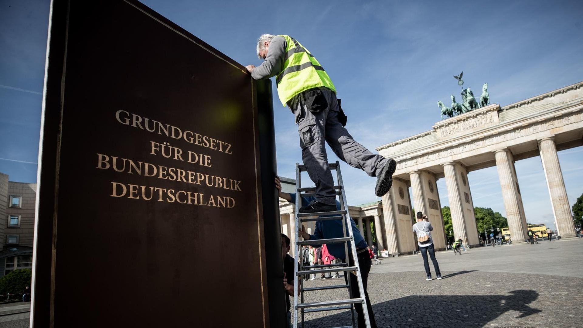 Für eine Feier zum 70. Jahrestag des Grundgesetzes der auf Gesellschaft für Freiheitsrechte wird vor dem Brandenburg Tor ein überdimensionales Grundgesetz aufgestellt.