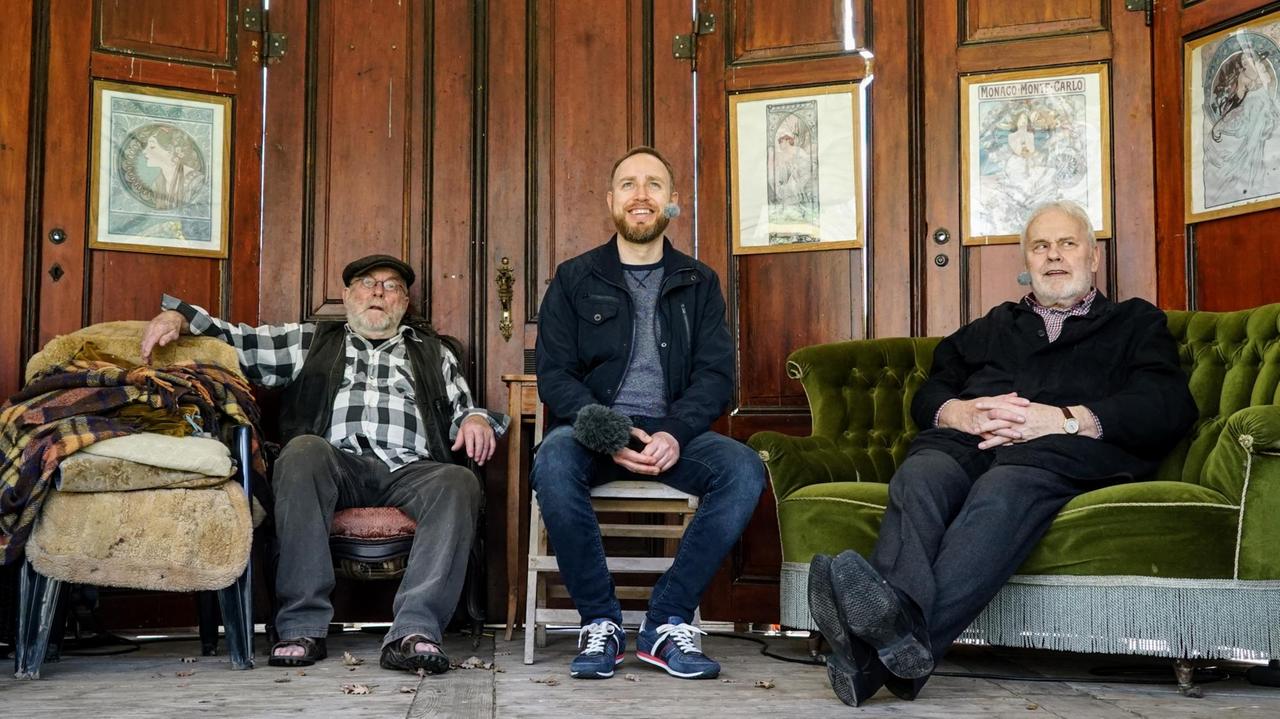 Gunther Emmerlich (rechts) mit dem Deutschlandfunk Kultur-Moderator Olf Kosert (Mitte) und seinen ältesten Freund, dem Theatermacher Georg Zurawski in dessen "Am-Vieh"-Theater in Eisdenberg/Thüringen.