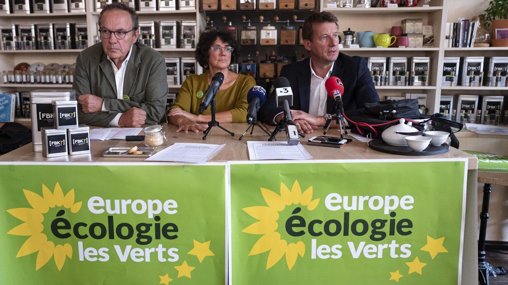 Frankreichs Partei "Europe Ecologie Les Verts" (EELV) mit Monique Cosson (l), Pierre Hemon (m) und Yannick Jadot (r). am 5. September 2019 in Lyon auf einer Pressekonferenz