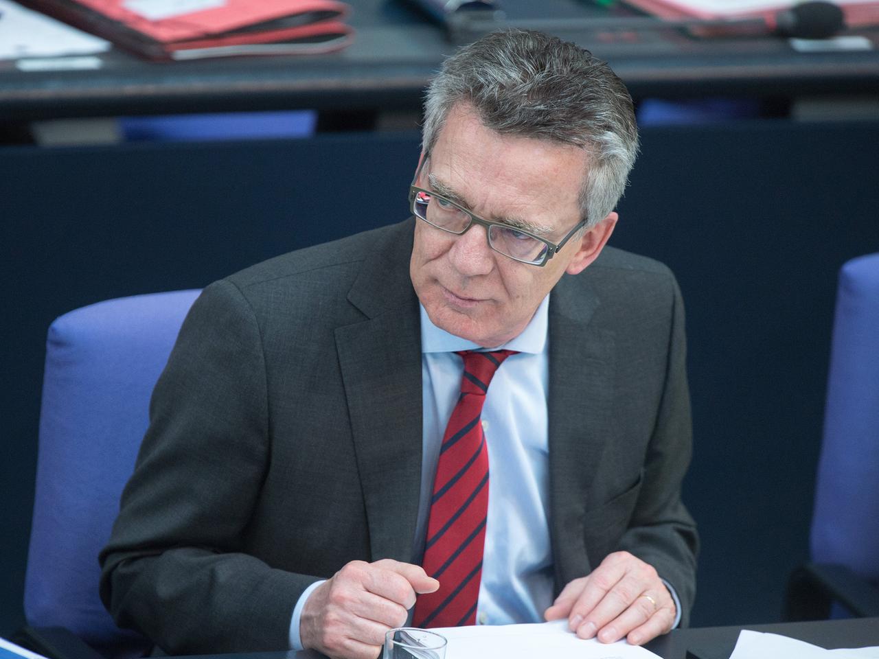 Bundesinnenminister Thomas de Maiziere (CDU) sitzt am 27.06.2014 im Bundestag in Berlin.