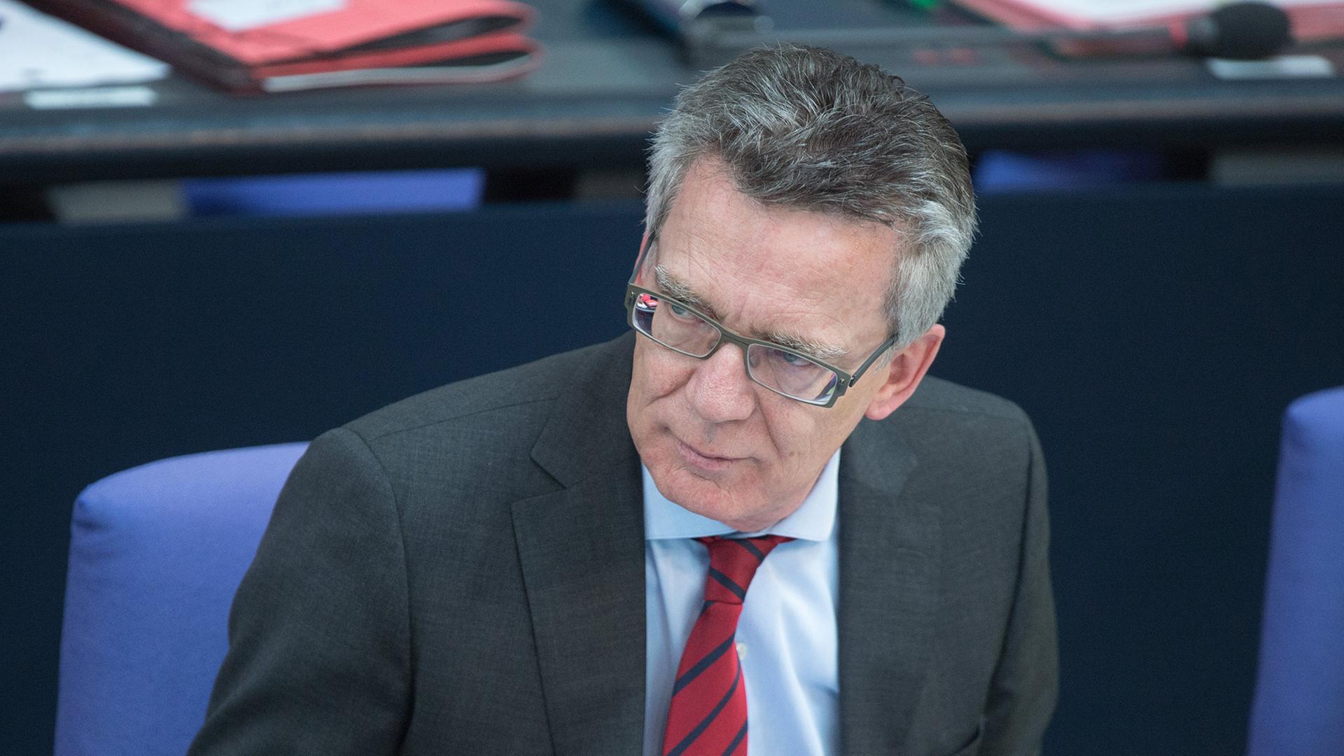 Bundesinnenminister Thomas de Maiziere (CDU) sitzt am 27.06.2014 im Bundestag in Berlin.