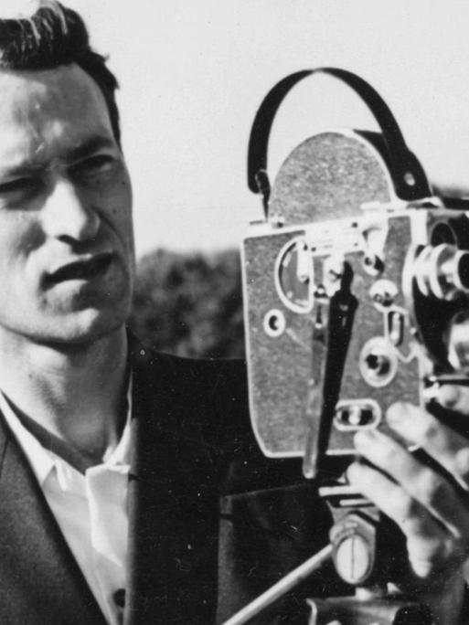 Der Filmemacher Jonas Mekas, im Jahr 1950, mit der ersten Bolex Filmkamera.