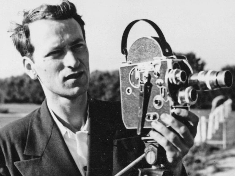 Der Filmemacher Jonas Mekas, im Jahr 1950, mit der ersten Bolex Filmkamera.