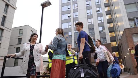 Bewohner der evakuierten Hochhäuser im Londoner Stadtteil Camden