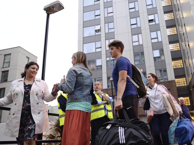 Bewohner der evakuierten Hochhäuser im Londoner Stadtteil Camden