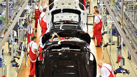 Porsche Mitarbeiter montieren am 04.09.2014 mehrere Panamera in der Produktion der Porsche AG in Leipzig (Sachsen).