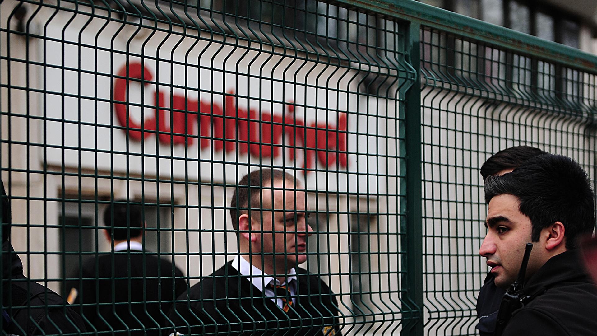 Polizisten und Sicherheitsleute vor dem Redaktionsgebäude der Zeitung "Cumhuriyet" in Istanbul, die Auszüge aus der "Charlie Hebdo"-Sonderausgabe nachgedruckt hatte