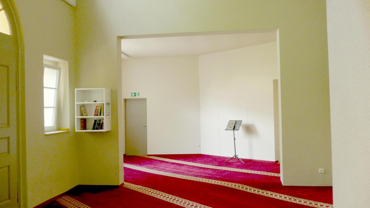 In einem Pavillon im Innenhof des katholischen Krankenhauses in Halle haben Ordensschwestern einen muslimischen Gebetsraum eingerichtet