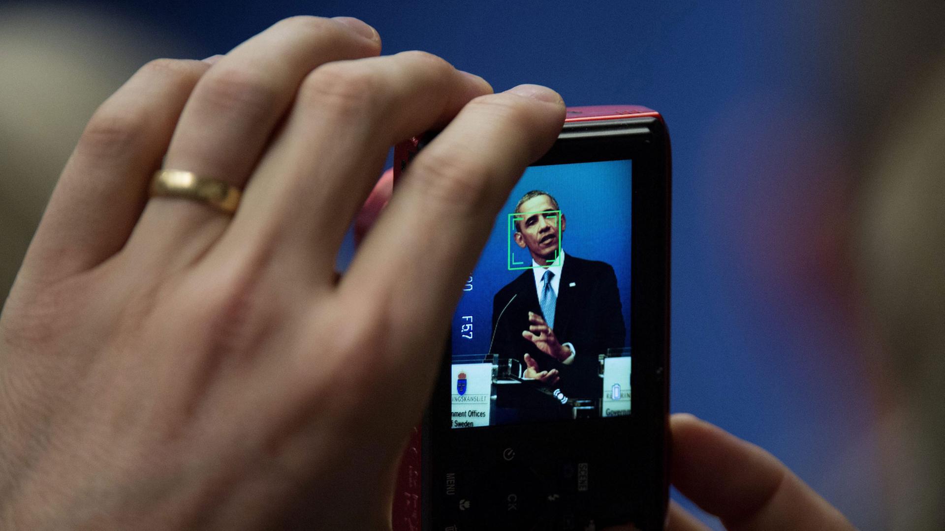 Barack Obama wird auf einer Pressekonferenz mit dem Smartphone fotografiert, Chancellery Rosenbad in Stockholm, Schweden, 4. September 2013