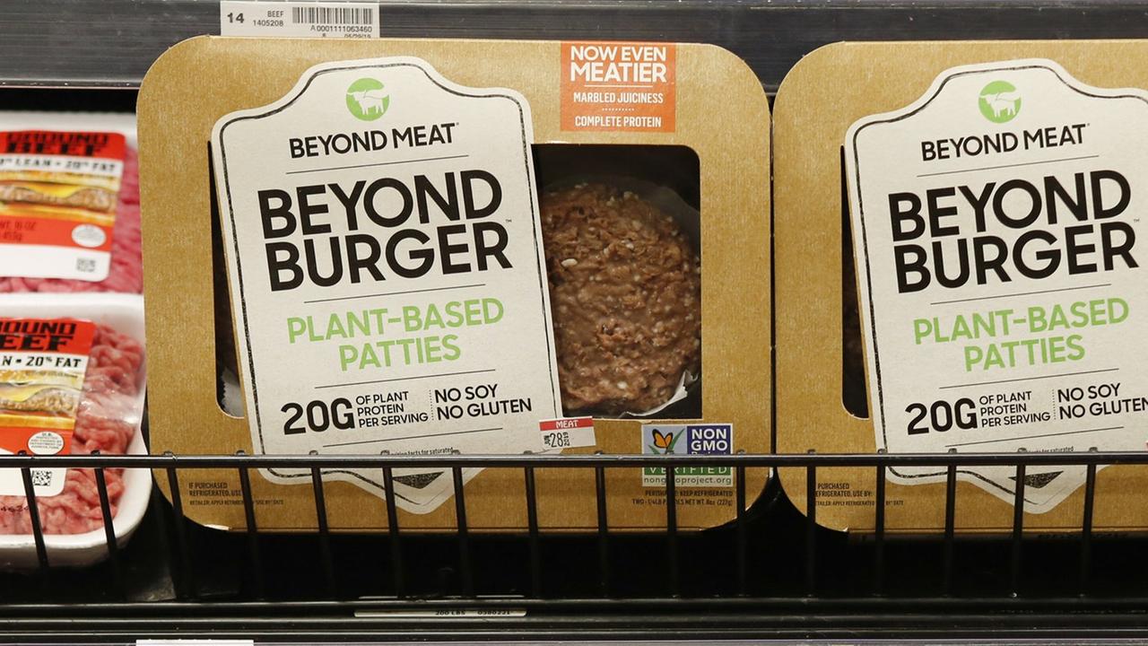 "Jetzt noch fleischiger", steht auf Packungen mit Beyond Burger-Pattys von Beyond Meat in einem Supermarkt in den USA.
