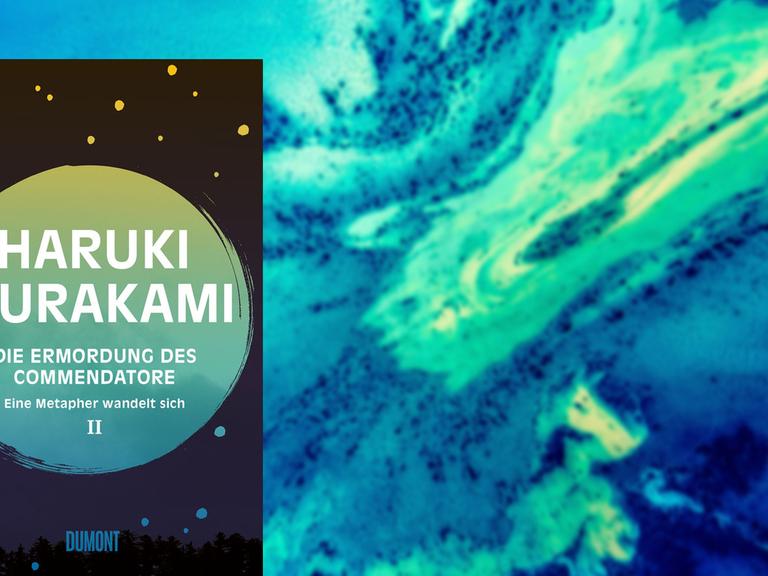 Im Vordergrund das Cover von Haruki Murakamis "Die Ermordung des Commendatore. Band 2", im Hintergrund ein Ausschnitt aus einem experimentellen Kunstwerk, bei dem verschiedene Flüssigkeiten in Blau- und Grüntönen ineinanderfließen.
