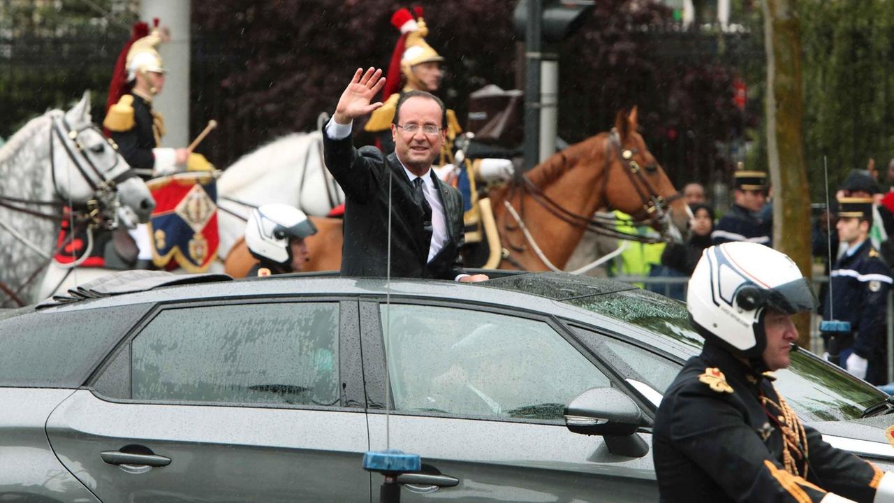 François Hollande bei seiner Amtseinführung 2012 im offenen Cabrio auf der Champs-Elysées bei Regen