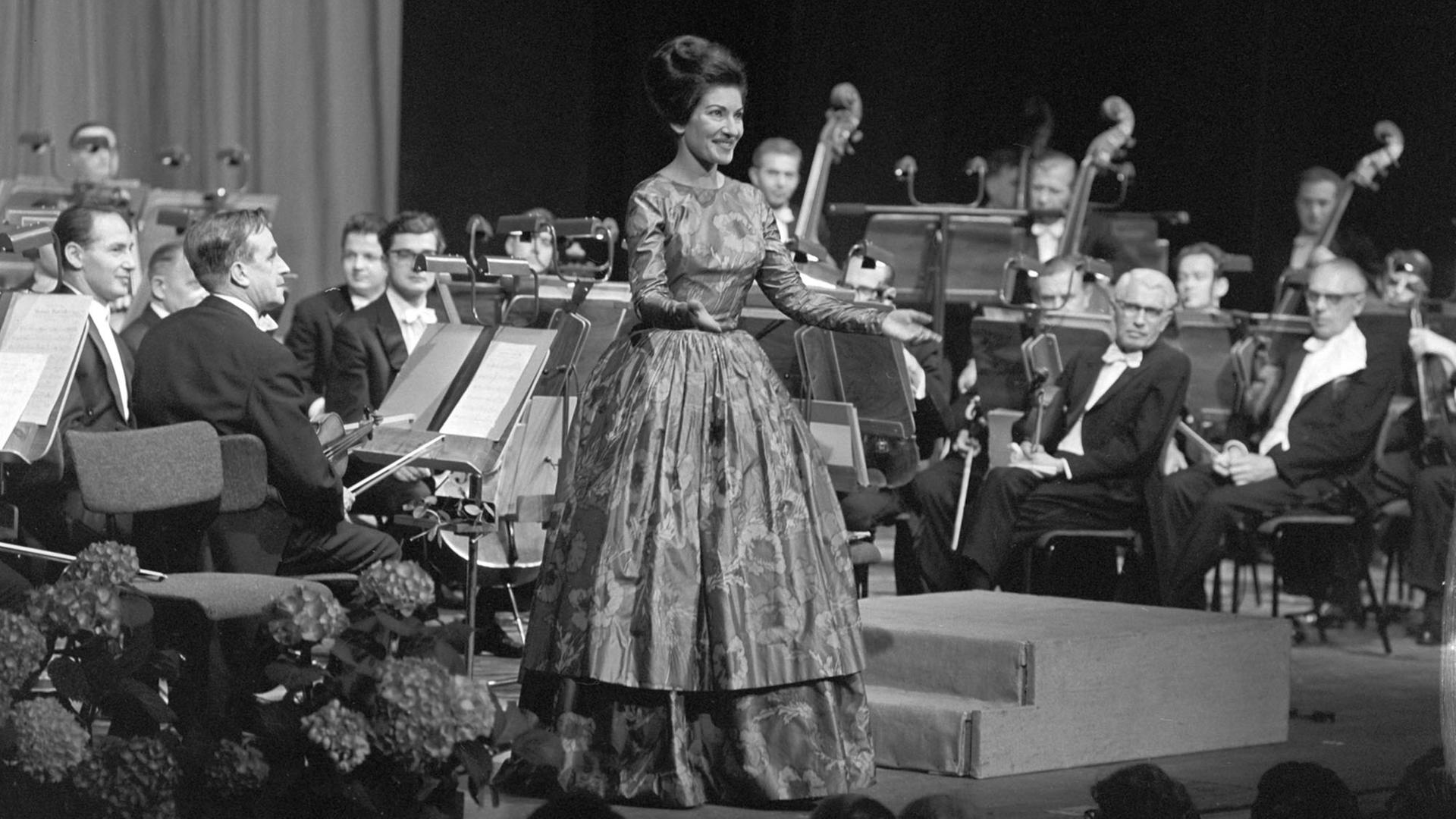 Das Bild vom 18.05.1963 zeigt Maria Callas während des Schlussapplauses nach dem Gala-Konzert in der Deutschen Oper Berlin