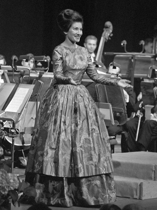 Das Bild vom 18.05.1963 zeigt Maria Callas während des Schlussapplauses nach dem Gala-Konzert in der Deutschen Oper Berlin.