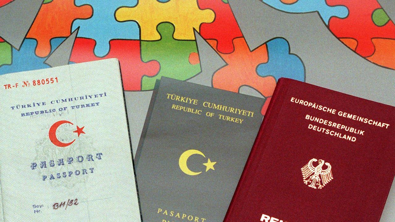 Ein deutscher und ein türkischer Reisepass liegen nebeneinander